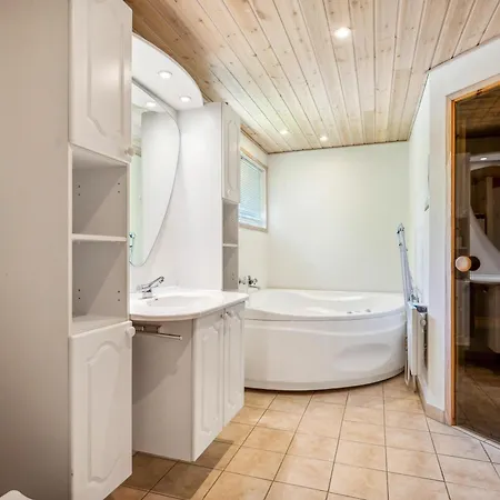 Lovely On An Elevated Natural Plot With Large Terraces, Spa, Sauna And A Hot Tub Close To Forest, And Ebeltofts Charming Casa de Férias