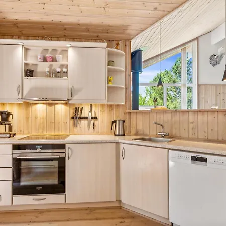 Lovely On An Elevated Natural Plot With Large Terraces, Spa, Sauna And A Hot Tub Close To Forest, And Ebeltofts Charming Casa de Férias
